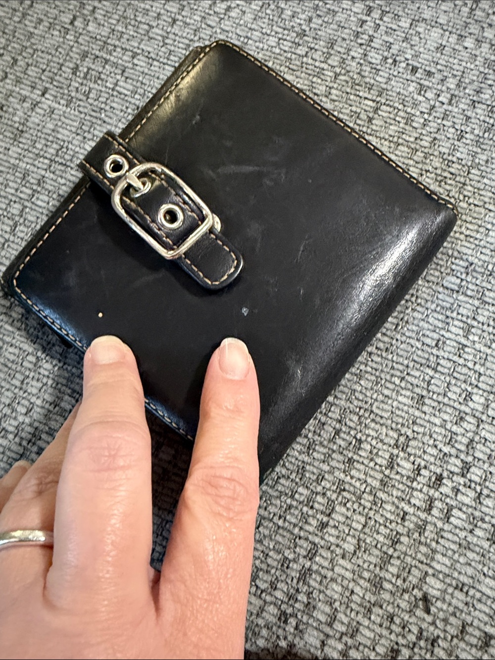 Vintage Coach Men or Women’s Bifold Wallet in Tan and Black with Signature - Picture 13 of 14